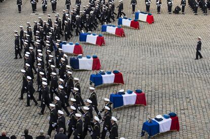 Vista de los féretros de los militares franceses muertos en unas maniobras de la OTAN en Albacete, durante el homenaje nacional que se les rindió en el parisino Hotel de los Inválidos (Francia).