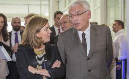 Soraya Sáenz de Santamaría y Ferran Mascarell.