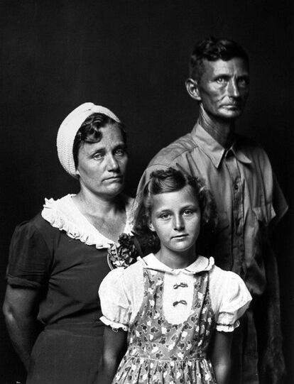 Una familia formada por los padres y la niña, ataviados con sus mejores ropas para ser fotografiados por Disfarmer.