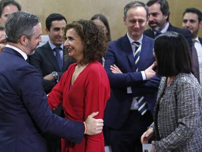 Juan Bravo, consejero de Hacienda de la Junta de Andalucia, conversa con la ministra de Hacienda, María Jesús Montero.