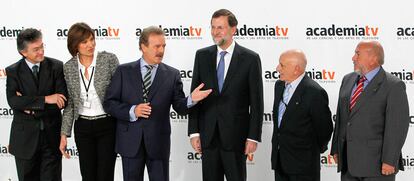 Rajoy posa con el presidente y la vicepresidenta de la Academia de Televisión y moderador, Manuel Campo Vidal y Concha García Campoy, con el vicepresidente de la entidad, Pepe Quílez, con el realizador Fernando Navarrete y con el vicepresidente del Patronato de la Academia de Televisión, Pepe Carbajo.