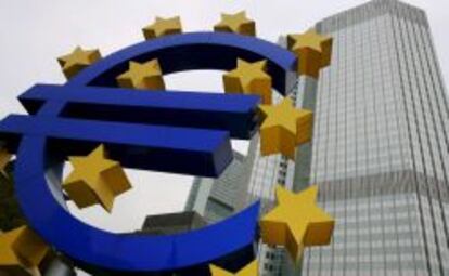 Una escultura del s&iacute;mbolo del euro ante la sede del Banco Central Europeo 