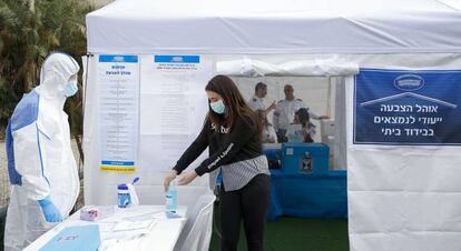 Sanitarios israelíes prueban un centro electoral para votantes aislados por el coronavirus, el domingo en Tel Aviv.