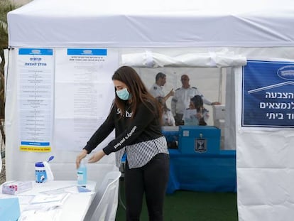 Sanitarios israelíes prueban un centro electoral para votantes aislados por el coronavirus, el domingo en Tel Aviv.