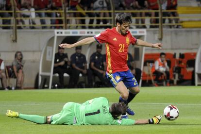 El centrocampista, David Silva intenta superar al guardameta de Liechtenstein, Jehle,