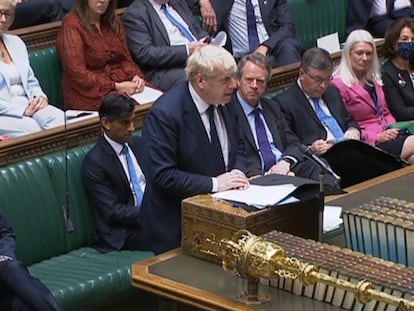 Boris Johnson anuncia este martes la subida de impuestos en la Cámara de los Comunes, mientras escucha detrás su ministro de Economía, Rishi Sunak.