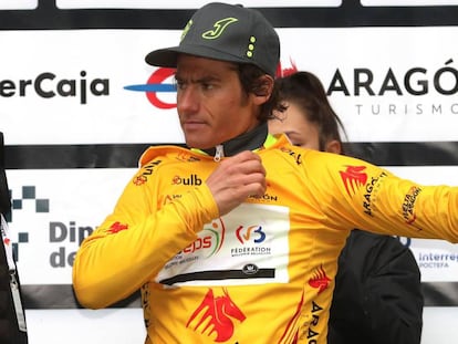 Justin Jules se enfunda el maillot amarillo de la Vuelta a Aragón, el 17 de mayo en Calatayud.