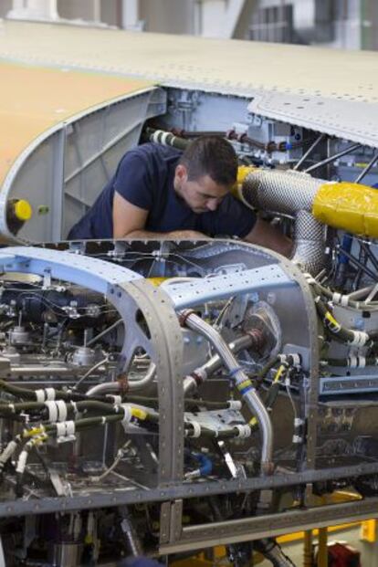 Un trabajador ensambla un Airbus en Sevilla.