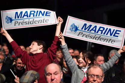 Simpatizantes de Marine Le Pen, durante un mitin en Lyon.