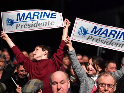 Simpatizantes de Marine Le Pen, durante un mitin en Lyon.