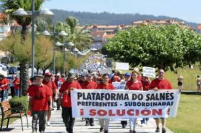 Manifestación convocada por los afectados por las preferentes de Novagalicia Banco ayer en Sanxenxo, para exigir que se les devuelvan sus ahorros.