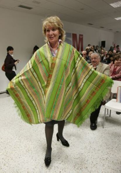La presidenta de la Comunidad de Madrid, Esperanza Aguirre, con un poncho ecuatoriano.