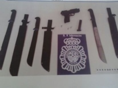 Armas decomisadas a los participantes en la reyerta multitudinaria.