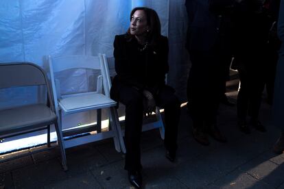 Kamala Harris, mira un monitor detrás del escenario justo antes de subir al frente para su último mitin de campaña en Filadelfia, el 4 de noviembre de 2024, un día antes de las elecciones que perdería frente al republicano Donald Trump.