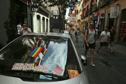 Transeúntes pasean por el barrio de Chueca.