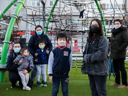 Fran Xin y Oihana, junto a sus padres y hermanos en la plaza de As Conchiñas de A Coruña.