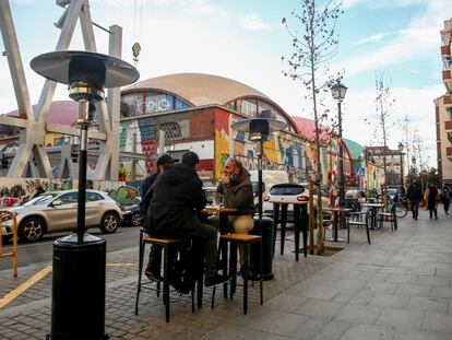 Varias mesas en una terraza del barrio de La Latina en Madrid (España).