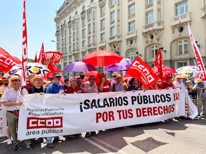 Empleados públicos delante del Congreso este jueves en una concentración convocada por CC OO.