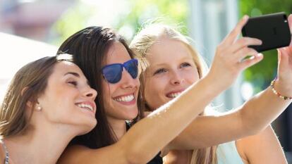Un grupo de mujeres se hace un 'selfie' con su móvil.