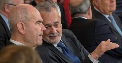 El expresidente José Antonio Griñán habla con su antecesor, Manuel Chaves, en el juicio.