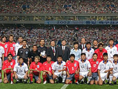 Corea del Sur (camiseta roja) y Corea del Norte (blanca)