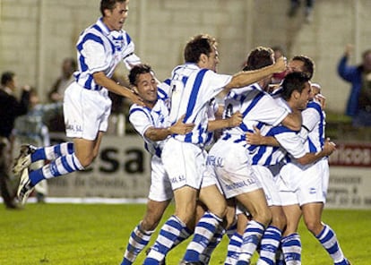 Los jugadores de la Gimnástica de Torrelavega festejan alborozados el segundo gol.