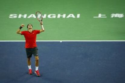 Roger Federer celebra su victoria ante Gilles Simon en la final del Másters de Shanghái.
