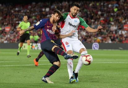Messi intenta rematar ante Guillermo Maripán.