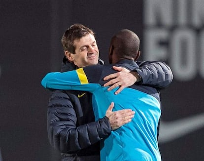 Former Bar&ccedil;a defender &Eacute;ric Abidal embraces Tito Vilanova on the latter&#039;s return to work. 