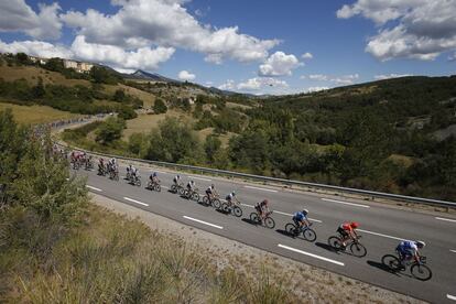 Vista del pelotón, en la quinta etapa del Tour de Francia, entre Gap y Privas.