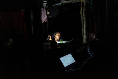 A group of people are working late to organize the transfer of families the next day in Guna Yala. 