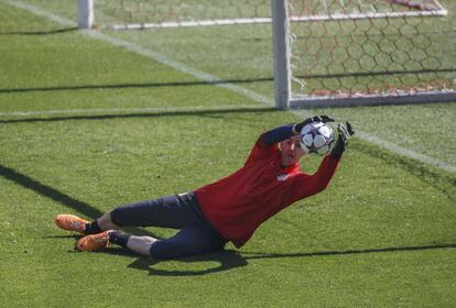 Courtois atrapa el balón en una sesión de entrenamiento.