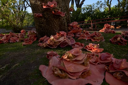 La instalación "Hongos rosados en los jardines del museo”.