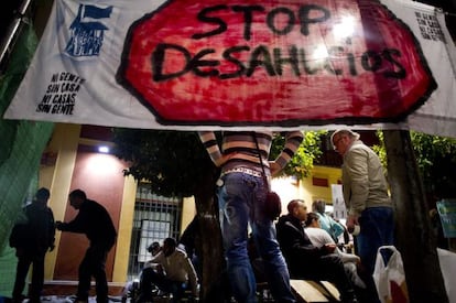 Acampada contra los desahucios ante una sucursal de Ibercaja, en Sevilla, el pasado jueves. 