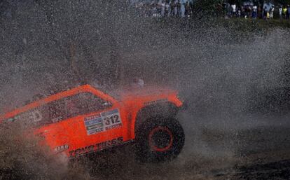 El coche de Robby Gordon, durante el prólogo.