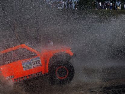 El coche de Robby Gordon, durante el prólogo.