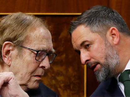 Ramón Tamames (izquierda) y Santiago Abascal, durante la moción de censura, este martes en el Congreso.