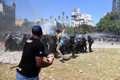 A polícia anti-distúrbios de Buenos Aires enfrenta os manifestantes que criticam a proposta de reforma da Previdência do país.