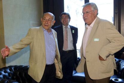 Fèlix Millet, el abogado Jordi Pina y Jordi Montull, ayer en el Parlamento de Cataluña.