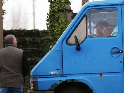 Un hombre espera a una prostituta frente a un vehículo.