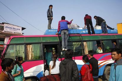 Diverses persones volen abandonar Katmand&uacute; en autocar.
