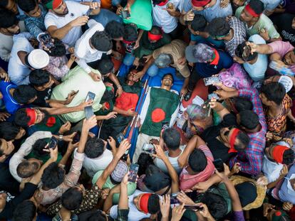 Los cuerpos de 4 manifestantes asesinados durante las protestas, son llevados al Colegio Médico de Daca.