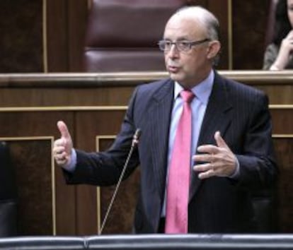 El ministro de Hacienda y Administraciones P&uacute;blicas, Crist&oacute;bal Montoro, durante su intervenci&oacute;n en la sesi&oacute;n de control al Gobierno del pleno del Congreso.