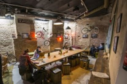 Interior de La Bicicleta Café, en el barrio de Malasaña (Madrid).