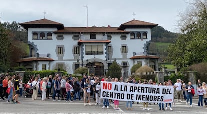 Ciudadanos de Sopuerta (Bizkaia) protestan el día 17 frente al Palacio de Quintana, donde la Diputación quiere abrir un centro de menores, en una imagen cedida por un vecino.