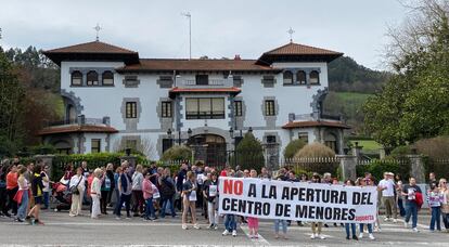 Ciudadanos de Sopuerta (Bizkaia) protestan el día 17 frente al Palacio de Quintana, donde la Diputación quiere abrir un centro de menores, en una imagen cedida por un vecino.