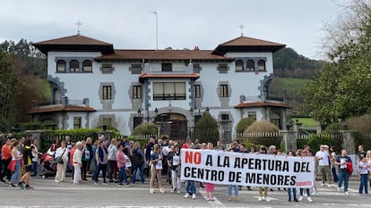 Ciudadanos de Sopuerta (Bizkaia) protestan el día 17 frente al Palacio de Quintana, donde la Diputación quiere abrir un centro de menores, en una imagen cedida por un vecino.