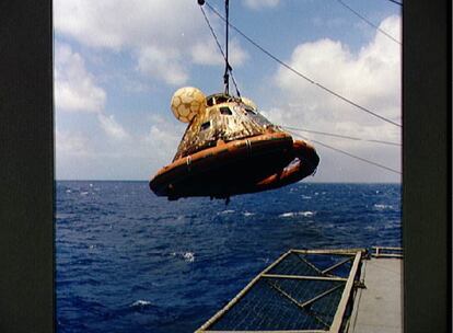 El descenso el 24 de julio al Oceáno Pacífico de la cápsula con los tres astronautas intactos supuso el final de la misión. En la imagen, la cápsula es subida al buque estadounidense USS  Hornet (Foto: NASA).