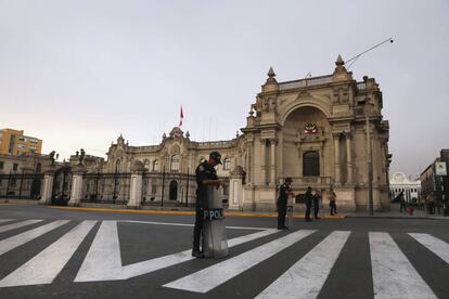 La policía monta guardia frente al Palacio de Gobierno en Lima.