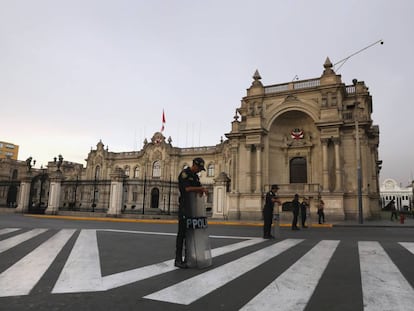 Polícia monta guarda em frente ao Palácio de Governo em Lima.